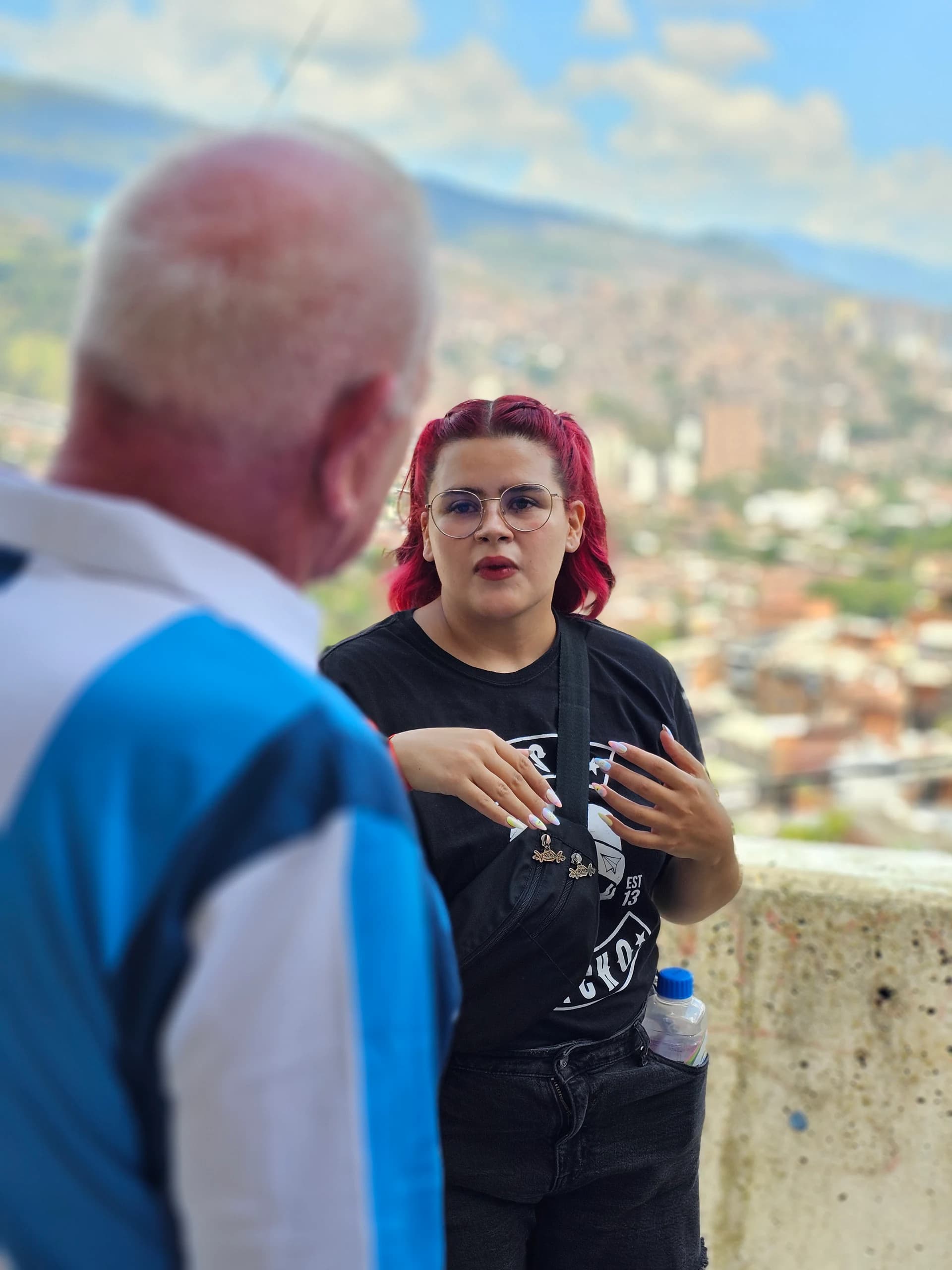 Guía de Maoke Travel explicando un recorrido con Medellín de fondo