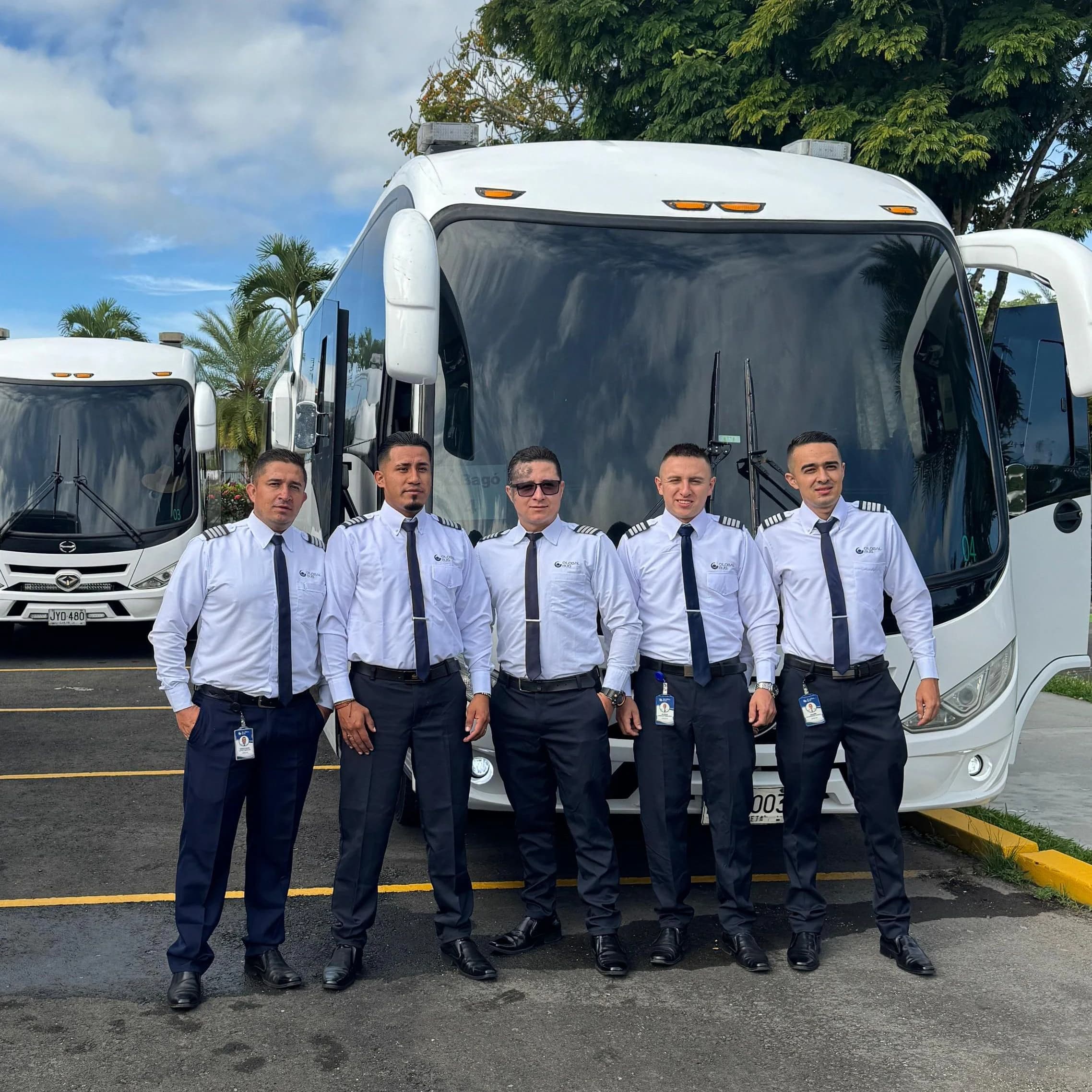Flota de vehículos de Maoke Travel con sus conductores